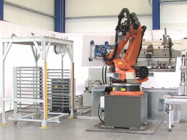 automatisierte Fertigungszelle mit Roboter